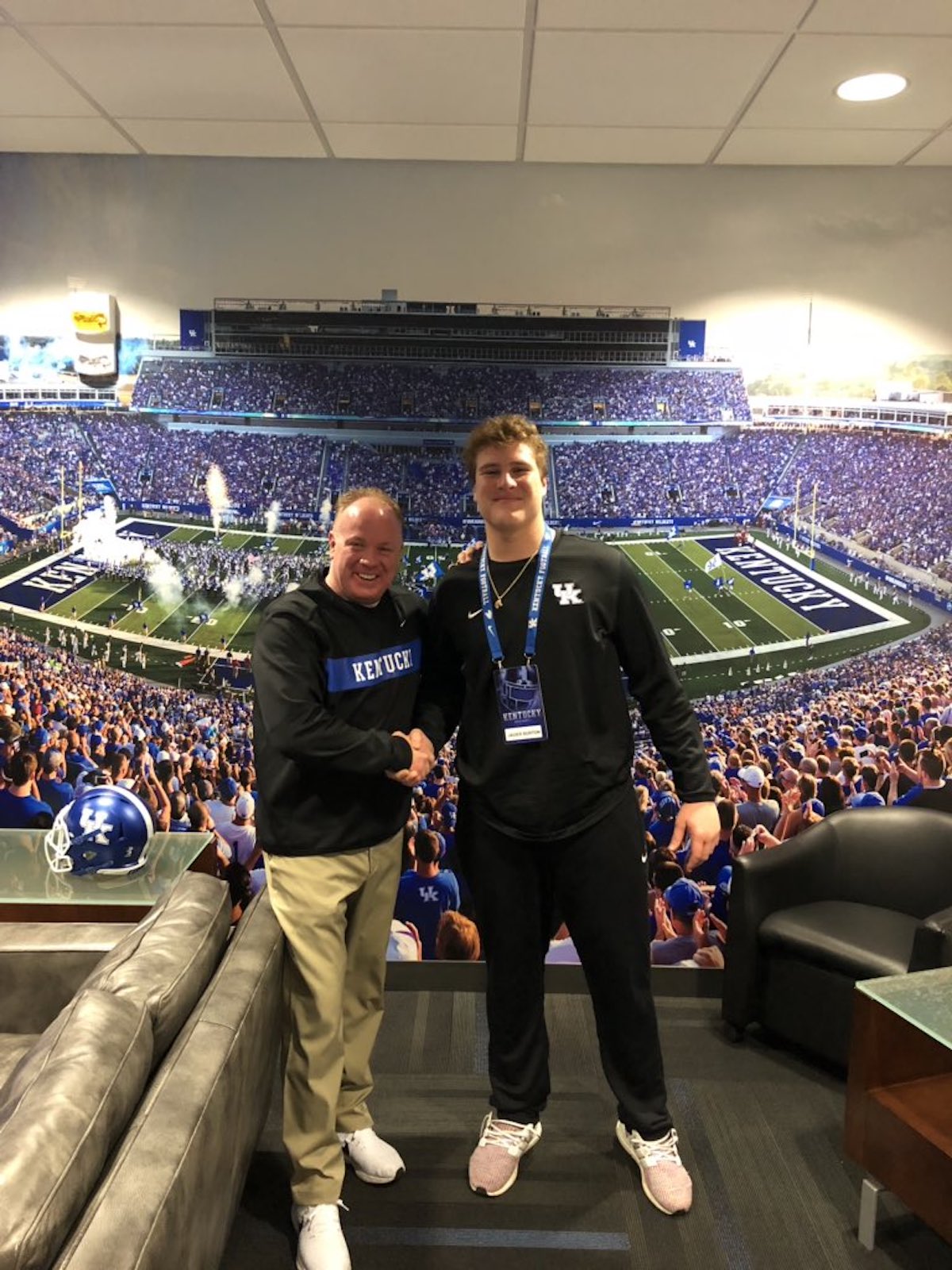 Staying home 4star AllAmerican Lexington OL commits to Kentucky over