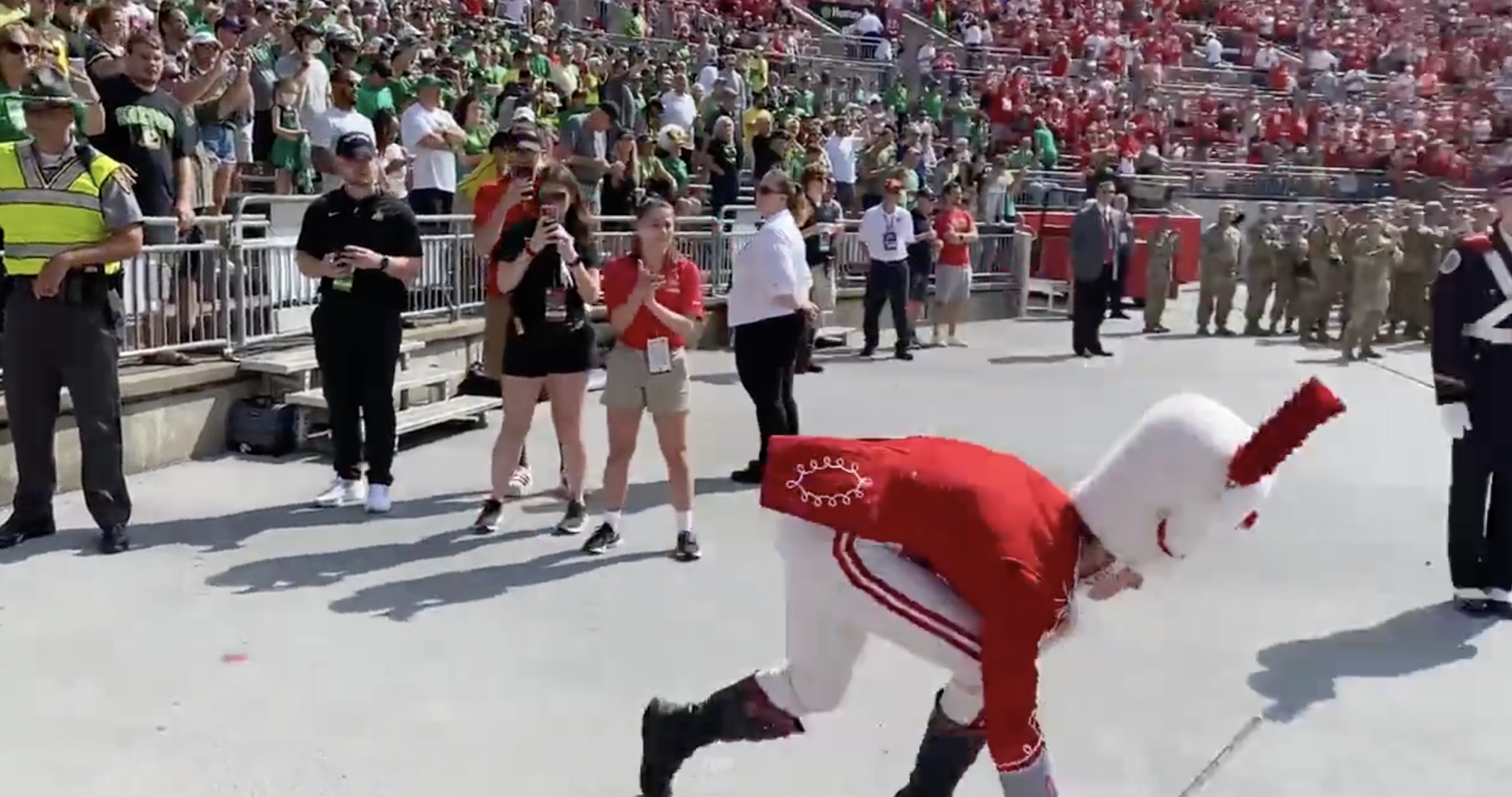 Ohio State drum major hilariously falls during pregame ceremonies