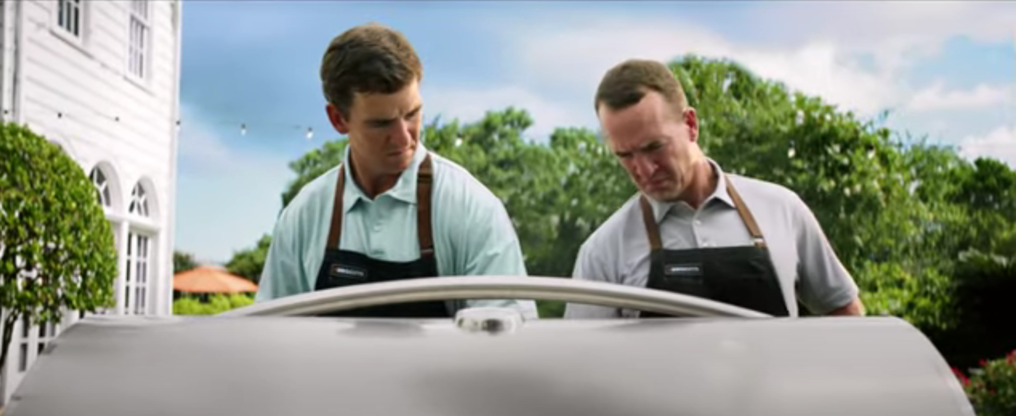 Peyton, Eli Manning star in new commercial to debut during Tennessee game