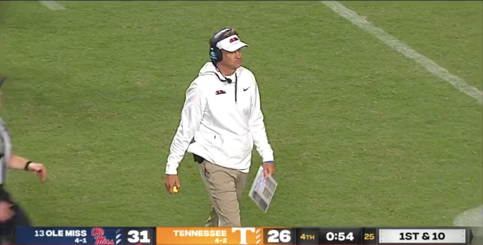 Tennessee fans litter field with debris in embarrassing fashion at end