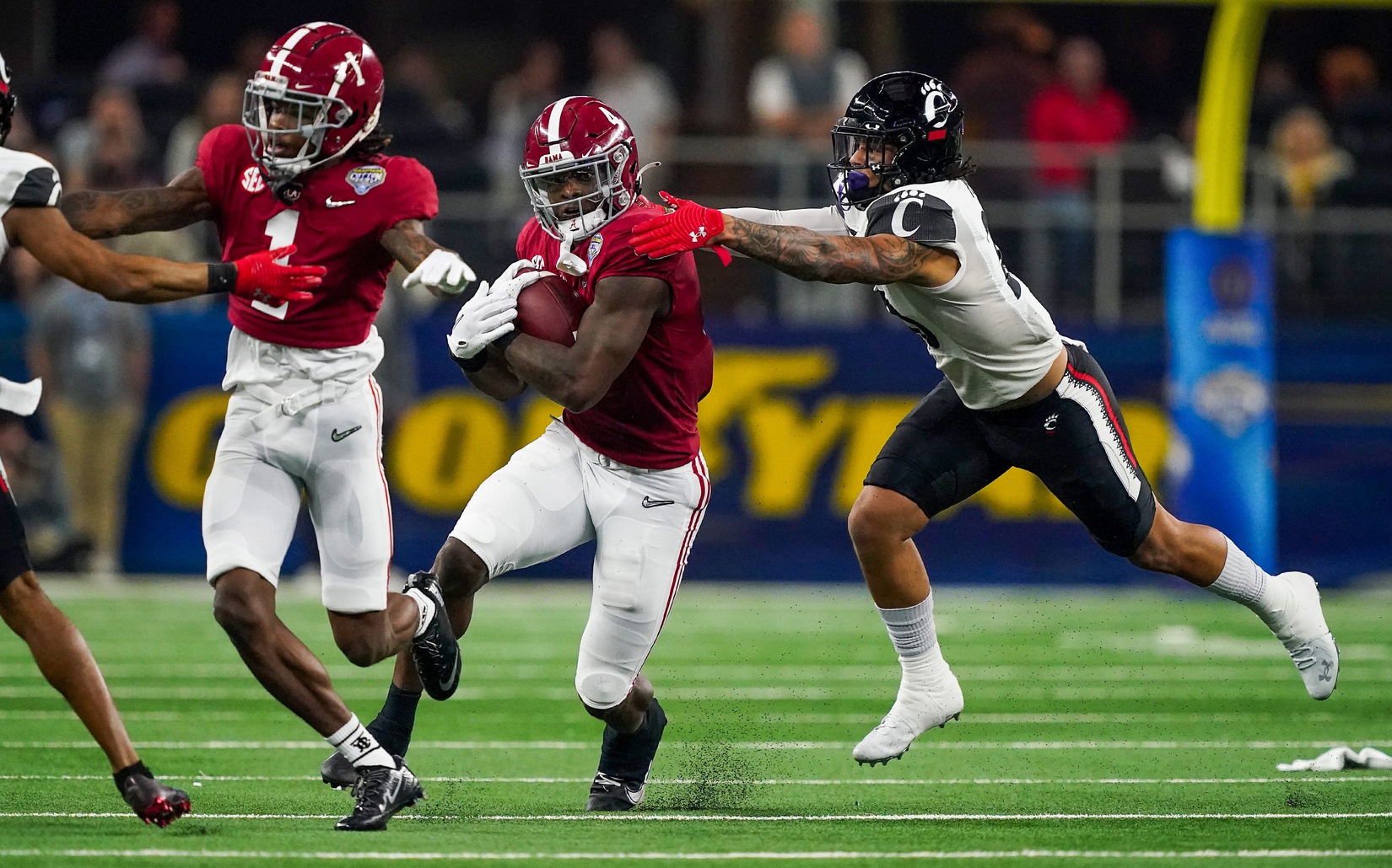 Alabama vs. Cincinnati Fans, media react to first half of Cotton Bowl