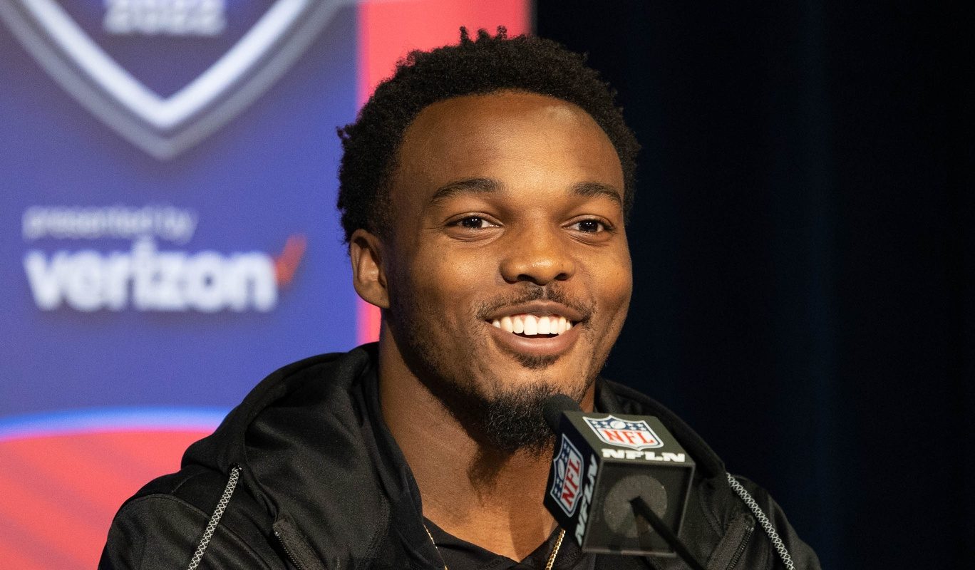 Nakobe Dean signs rookie contract with Philadelphia Eagles