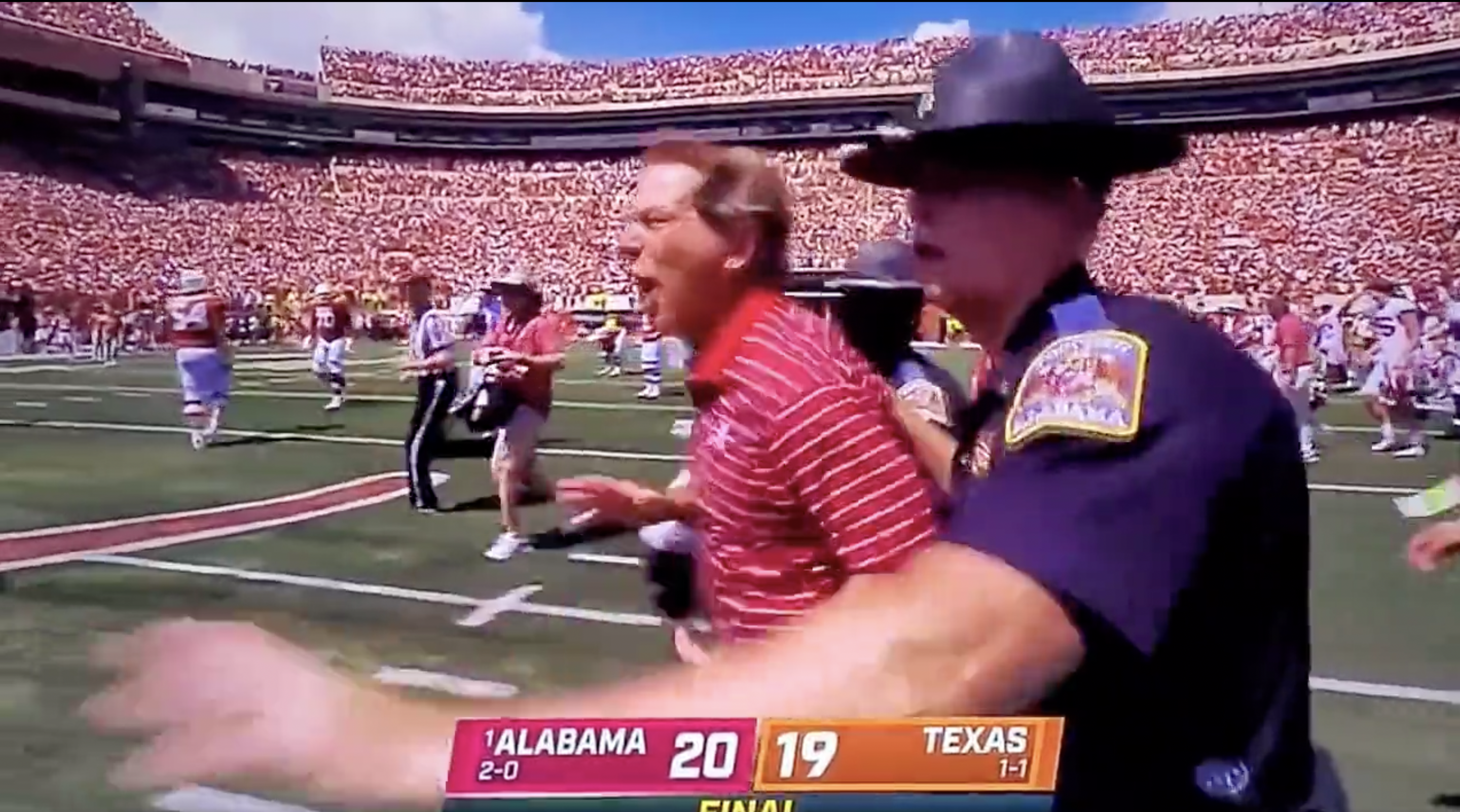 Nick Saban screams at Alabama players for 'Horns Down!' gesture