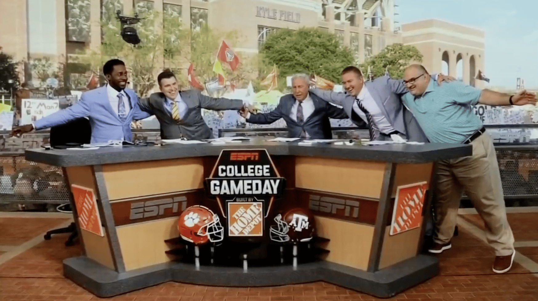 Chris 'The Bear' Fallica recognized by 'College GameDay' on final show