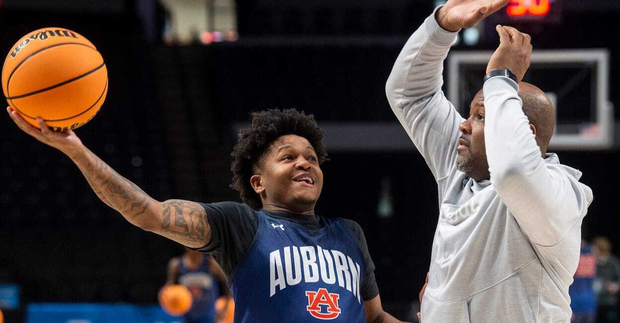 Wendell Green breaks Auburn record for consecutive freethrows made