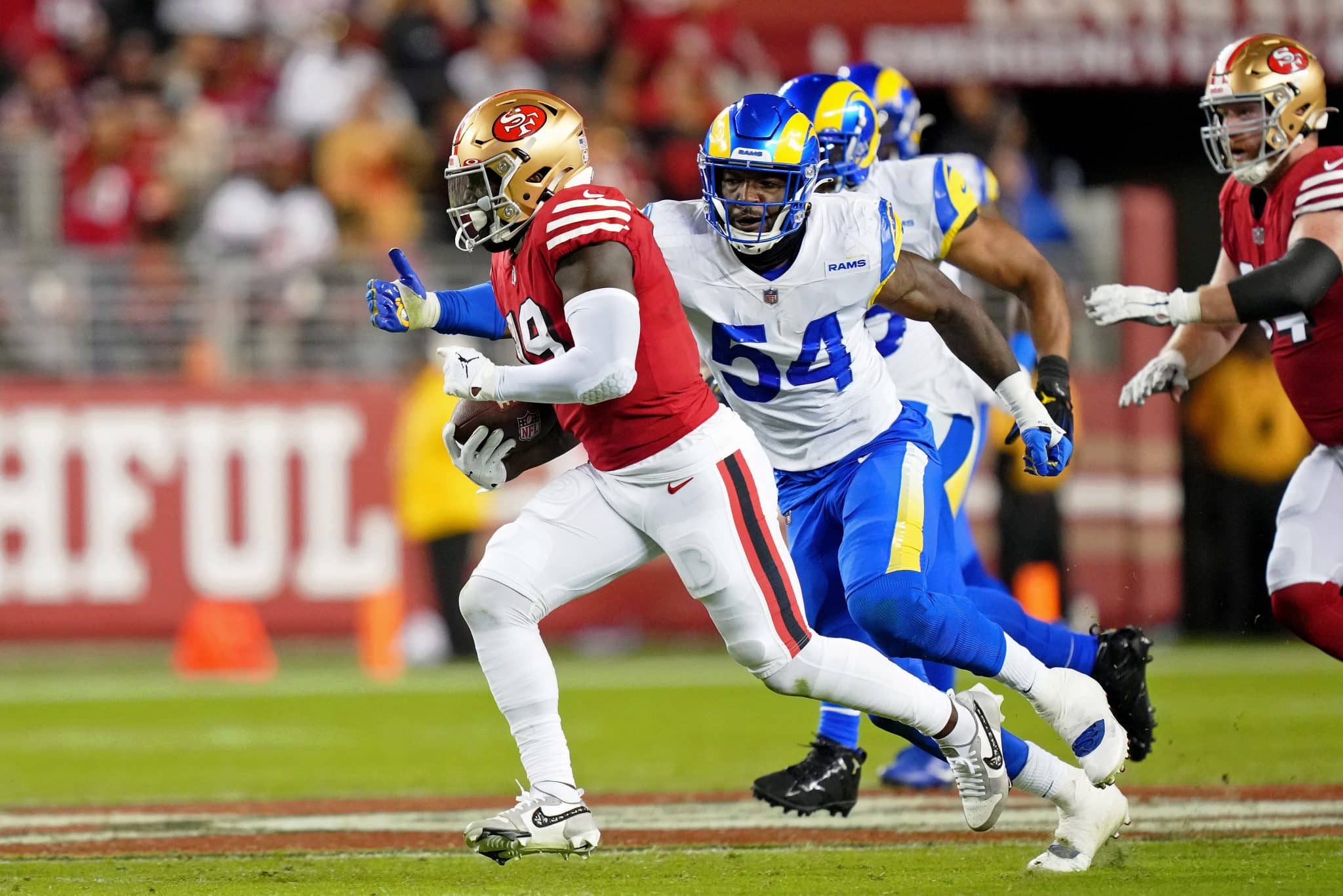 Former LB Leonard Floyd officially signs with AFC East team