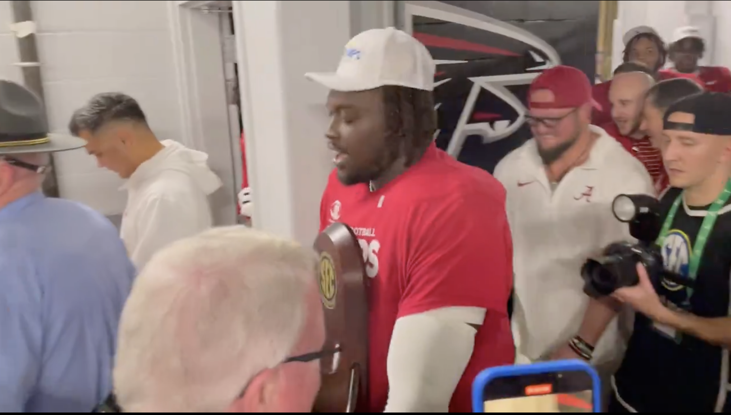Jaheim Oatis carries SEC Championship trophy to locker room: 'Hold it up  big dog!