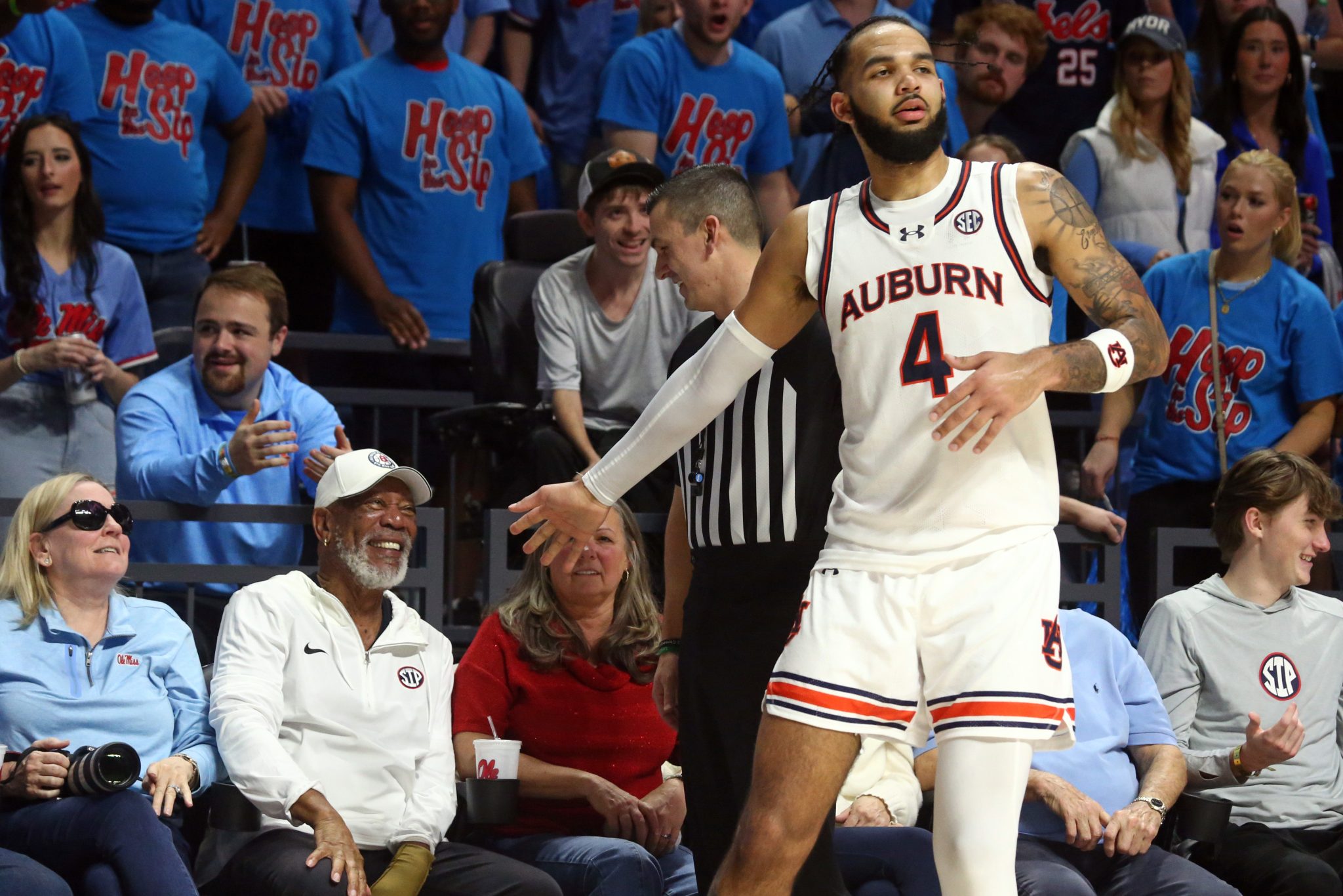 Johni Broome slaps Freeman's hand during AuburnOle Miss game
